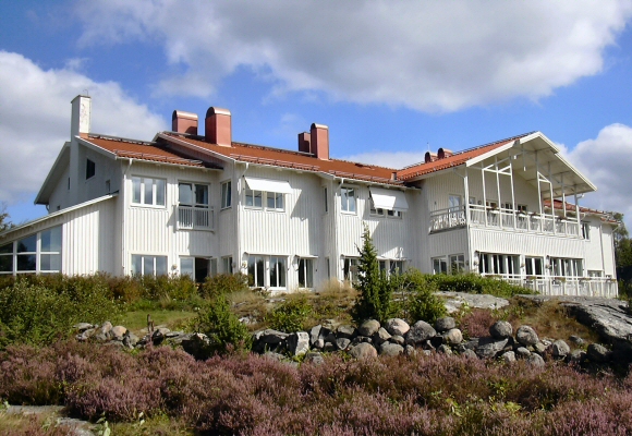 Åh stiftsgård ligger naturskönt vid havet.