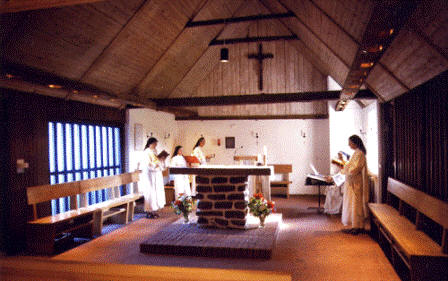 Dominikansystrarna samlade till bön i kapellet.