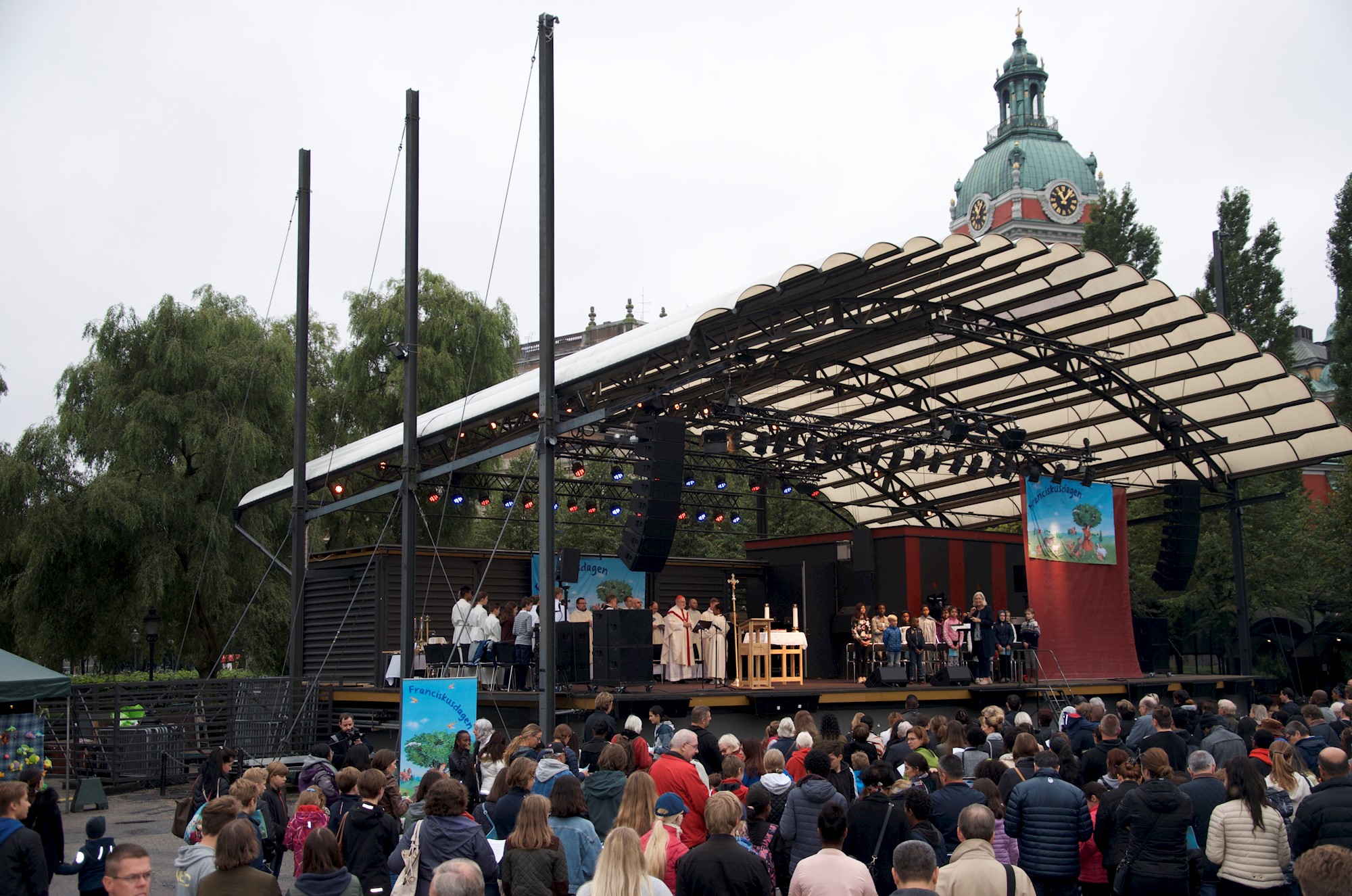 Runt tusen personer samlades i Kungsträdgården.