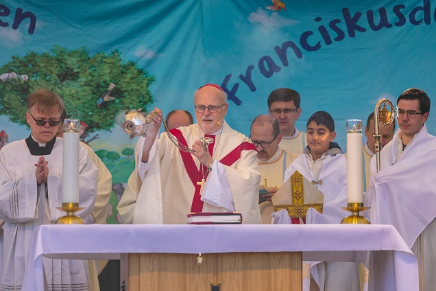 Det är något unikt att kardinal Anders Arborelius firar mässa under öppen himmel, mitt i Stockholm!