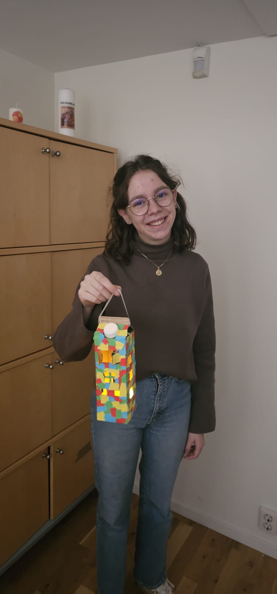 Gör en fin lykta med en mjölkkartong! Maria Härtling, praktikant från Bonifatiuswerk, visar hur det kan gå till.