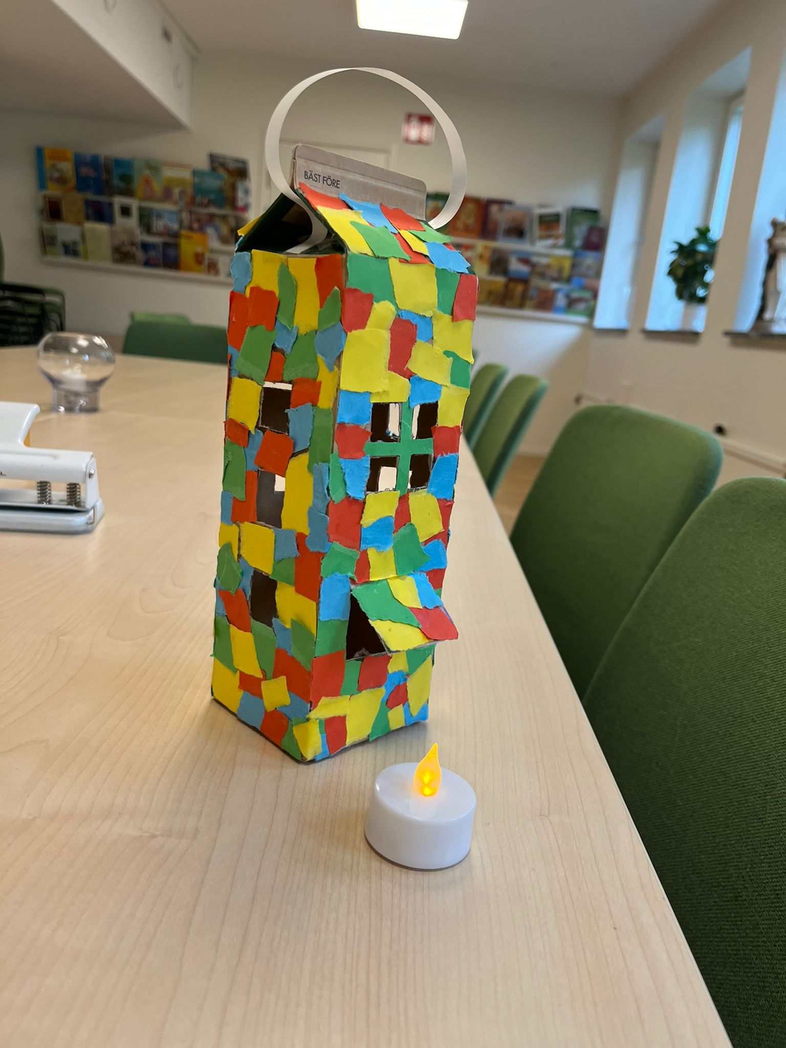 I många länder firar man den helige Sankt Martin med att gå procession med lyktor.